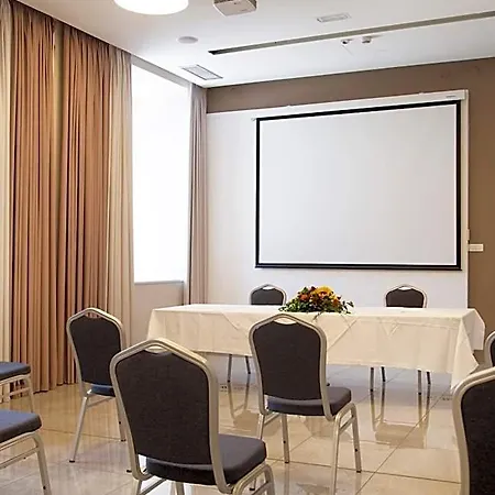 Continental فندق 3*